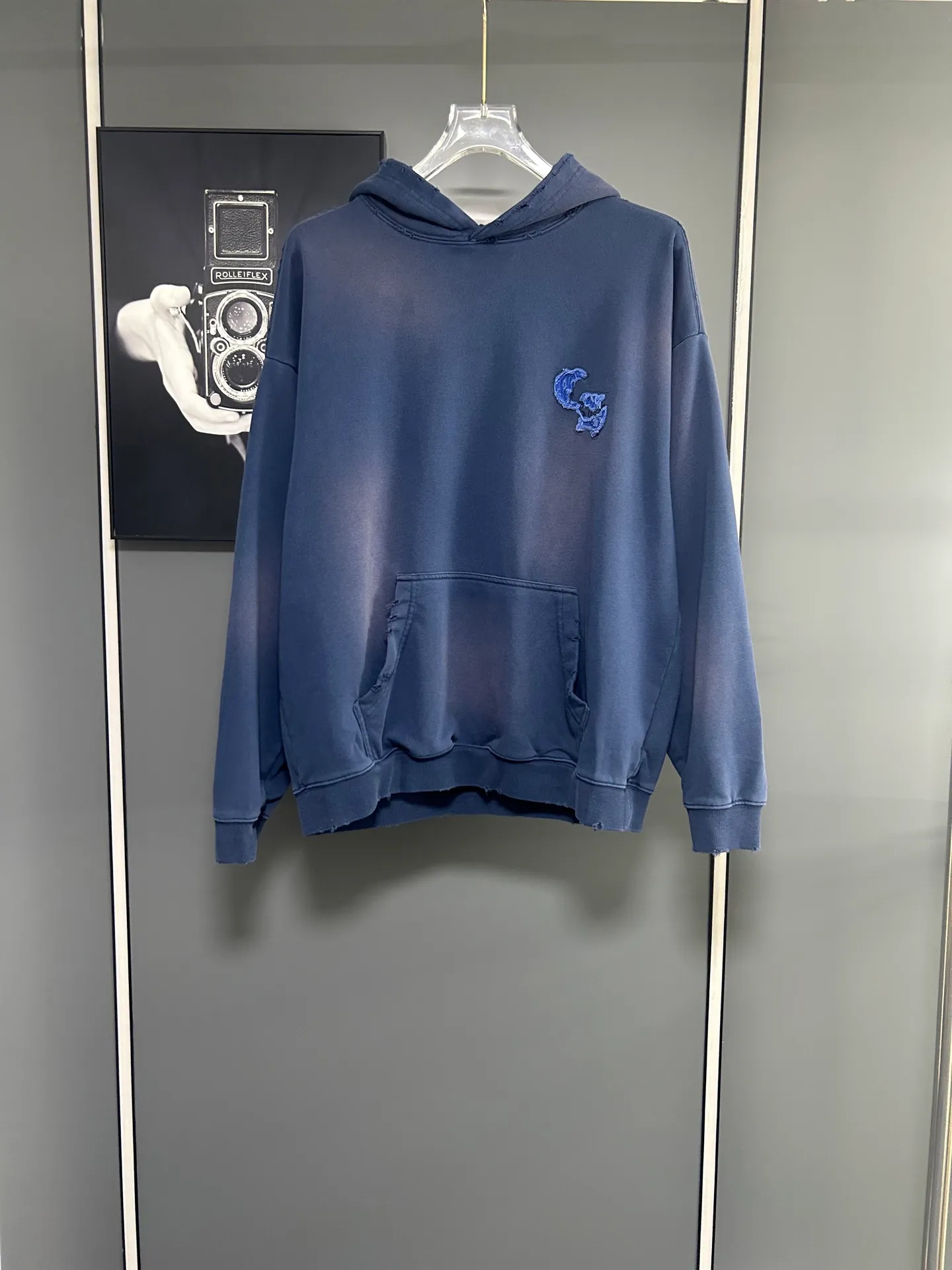P310 𝗖𝗵𝗿𝗼𝗺𝗲 𝗛𝗲𝗮𝗿𝘁𝘀/Cro Heart 2025 Cross Patch Embroidery Summer New Original Single Counter American Acid Washed Distressed Laser Burnt Patch Embroidery Couple Casual Hooded Sweatshirt 👑The highest version! Customized fabric 440g tripe terry fabric! American acid-washed and distressed original fabric laser burnt ✟appliqué embroidery and exquisite embroidery of letters! The best-selling model at the counter. It is very comfortable to wear. It is low-key yet luxurious. It is very classy when worn. The large size and tailoring are needless to say. The upper body is exquisite and vivid. 👍High-end first-class materials. A truly palace-level product. The cotton from Turkey is of outstanding quality. After heavy washing, the clothes are very soft! Not picky, the upper body is absolutely stylish and extremely luxurious. Auxiliary materials: The original model has been authenticated and labeled ➕100% silk washed with water label. Genuine purchase-grade original hangtag➕matching hanging rope➕3D hanging beads➕original packaging bag. Craftsmanship: The original version has consistent wiring! The highest version of the armhole matching technique! Countless times of pattern making to 100% restore the original appearance! The correct version is the same for men and women, super eye-catching, super good-looking, and super atmospheric! Color: White Black Royal Blue Size, XS S M L